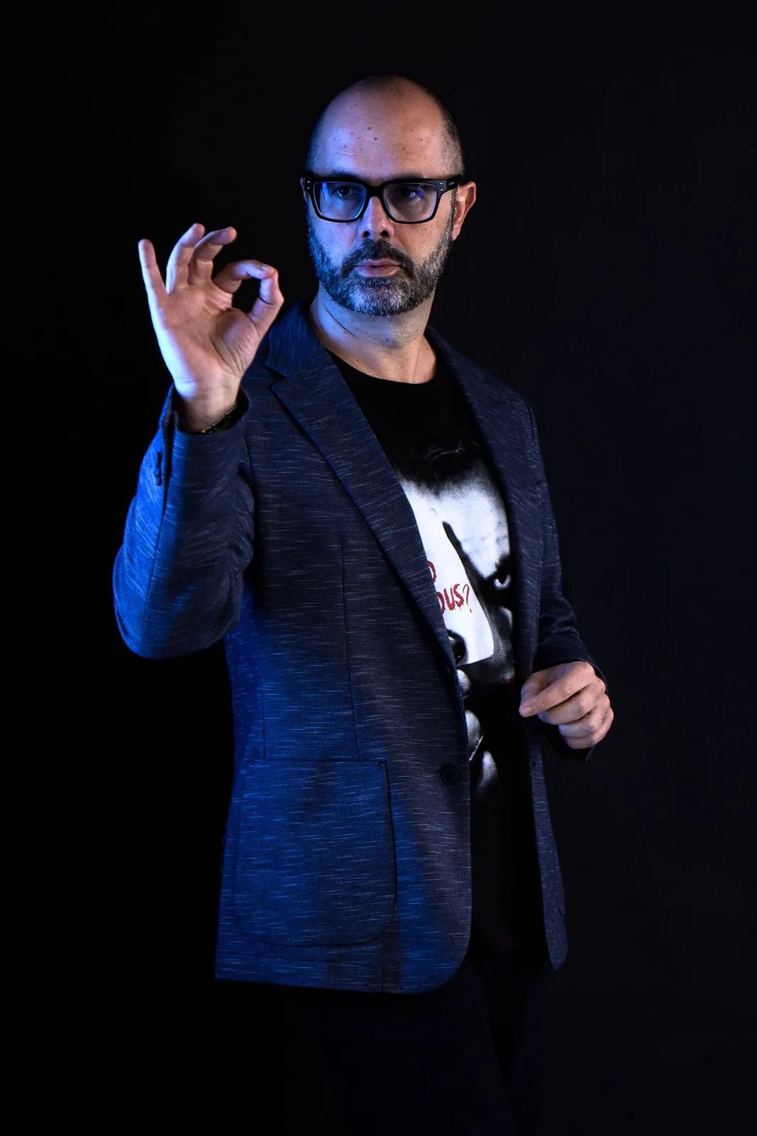 Luca Vehr con l'indice alzato