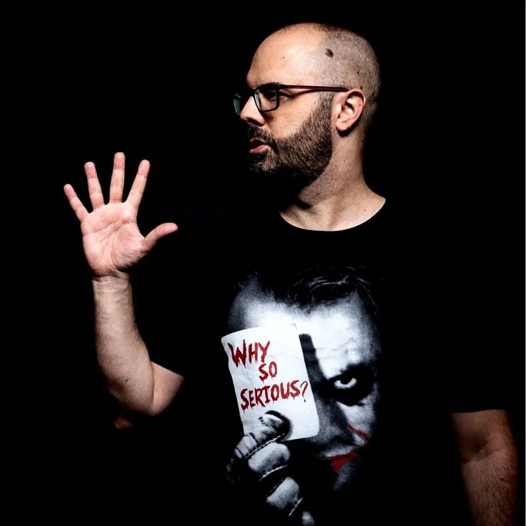 Luca Vehr con la maglietta del Joker, la mano aperta verso l'obiettivo