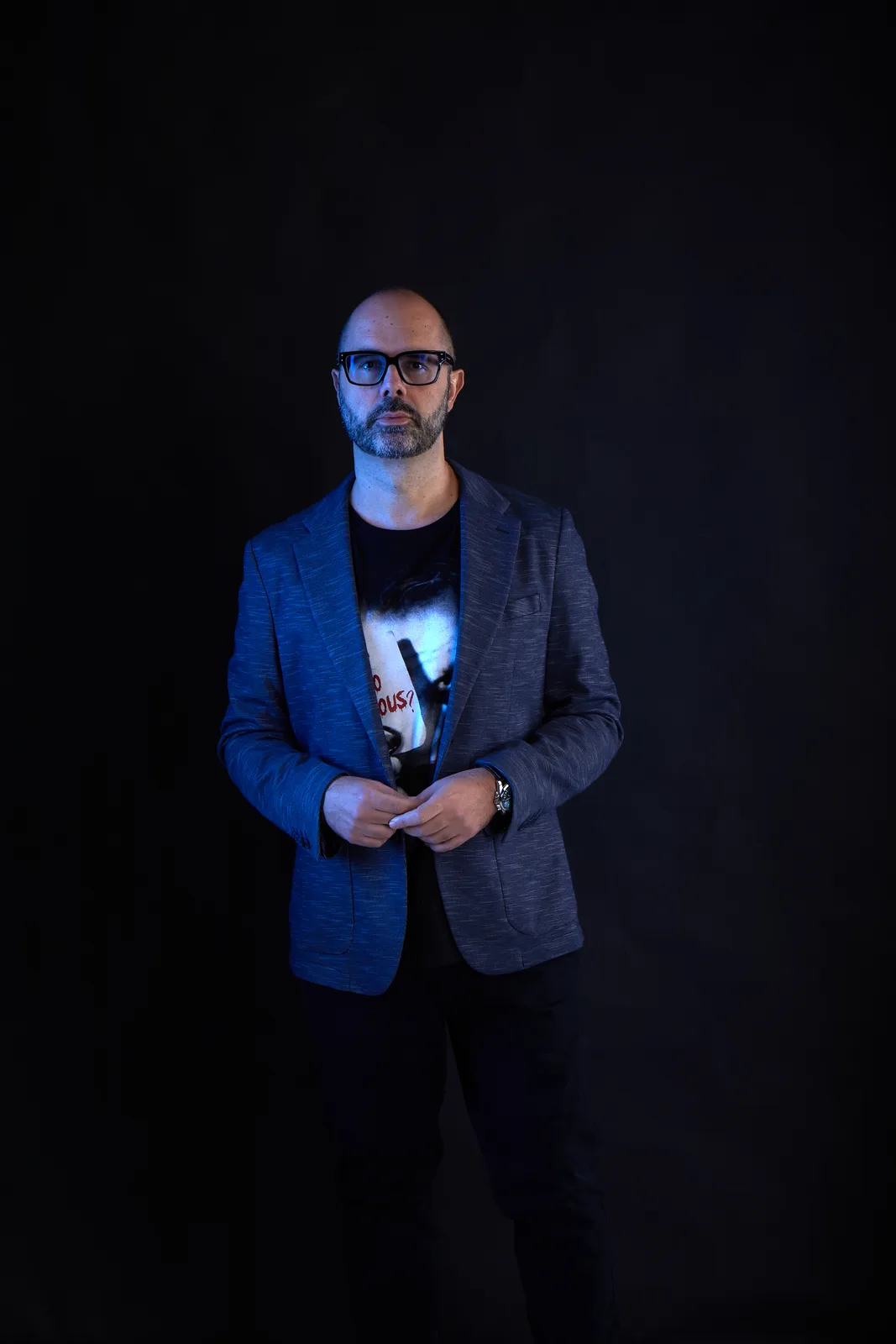 Luca Vehr in piedi, illuminato da una luce blu
