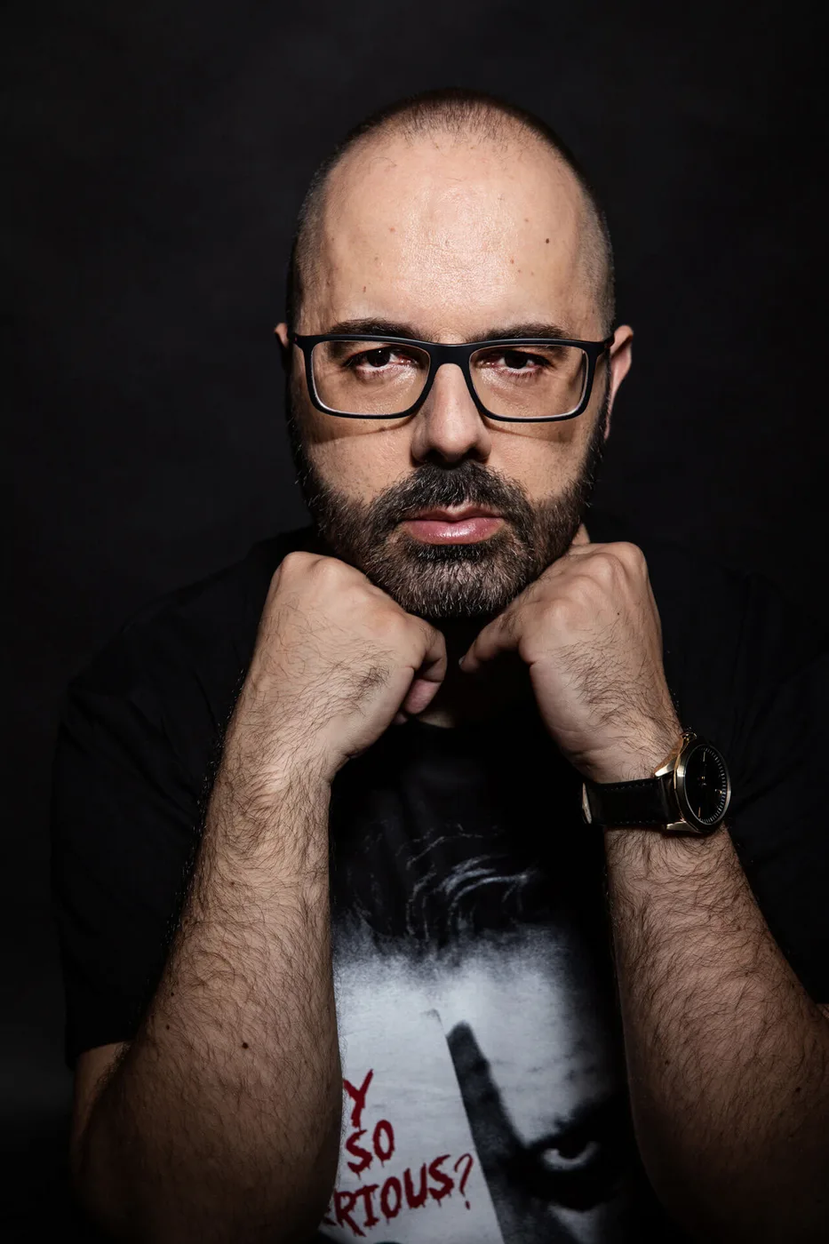 Luca Vehr con il mento appoggiato sui pugni