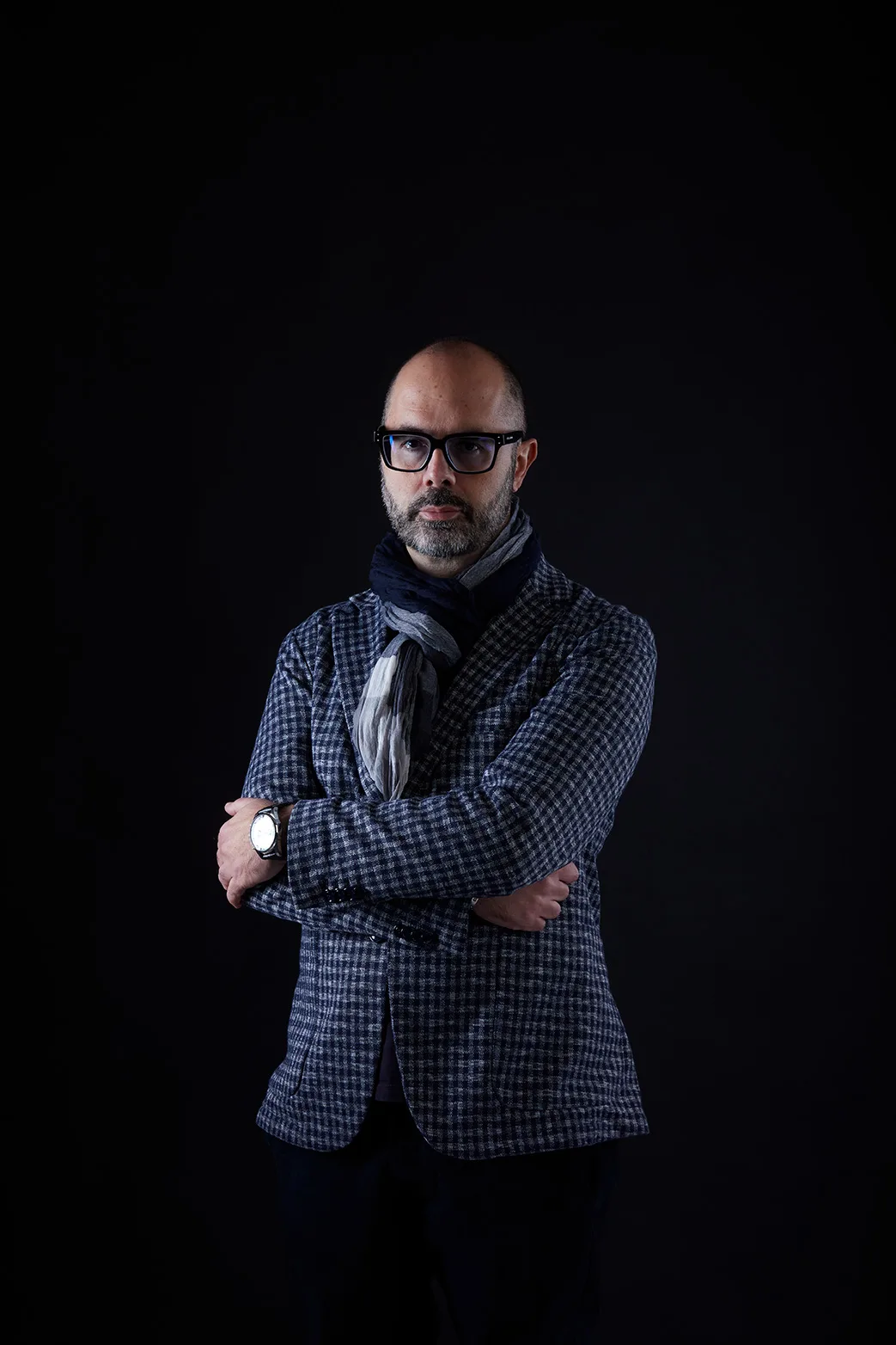 Luca Vehr in studio, a braccia conserte