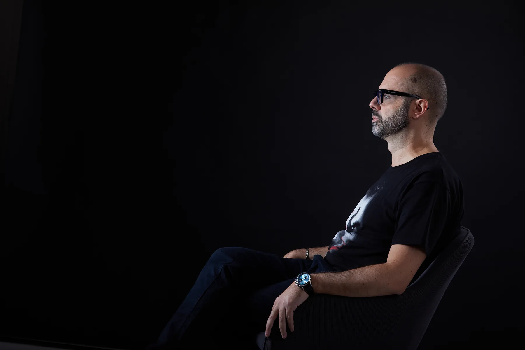 Luca Vehr seduto, di profilo, in studio