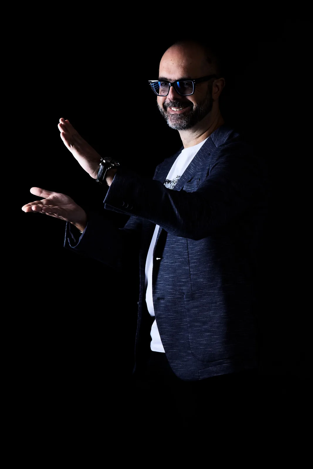 Luca Vehr mentre spiega, con le mani aperte
