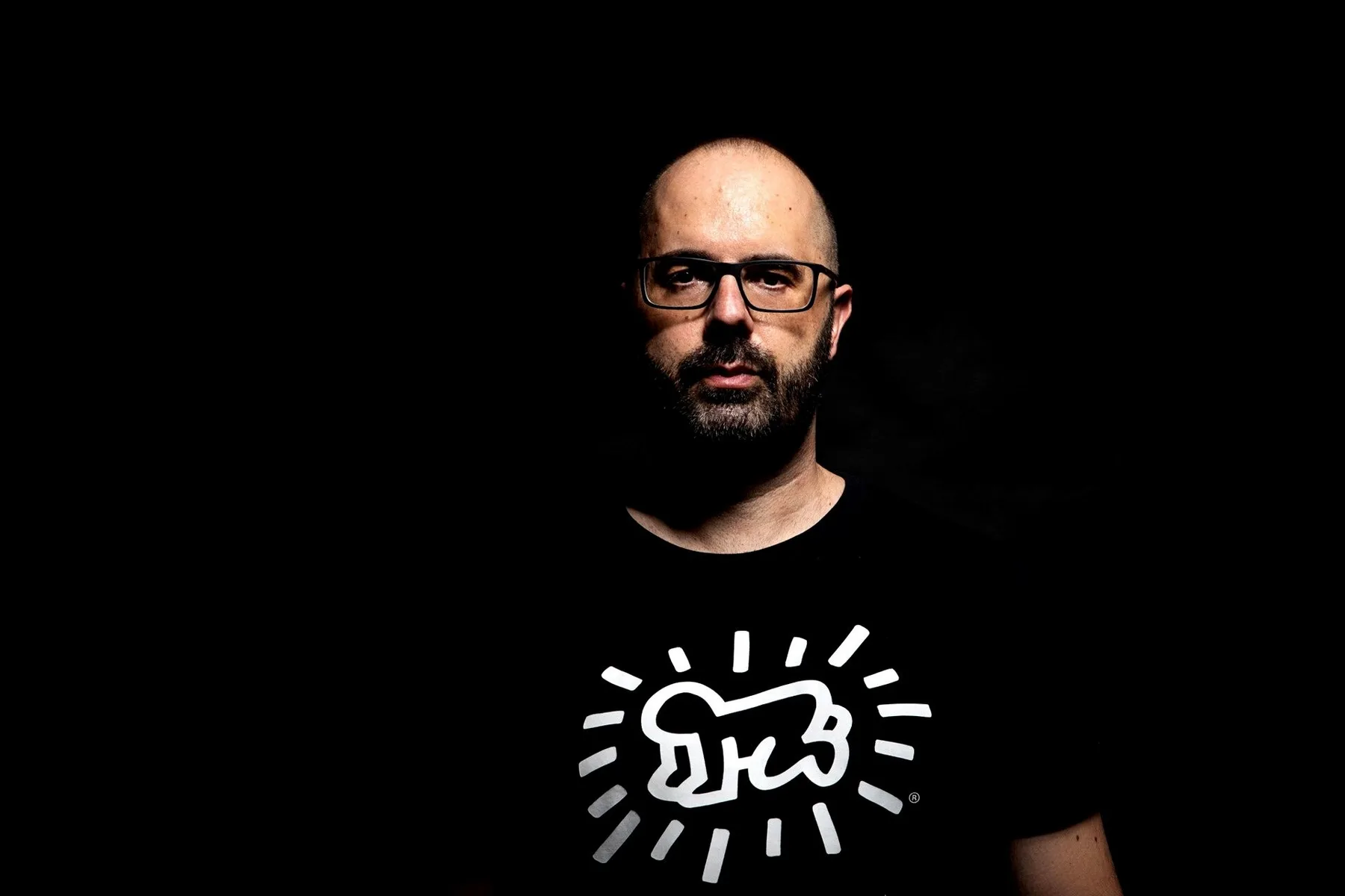 Luca Vehr nello studio fotografico, con la maglietta di Keith Haring